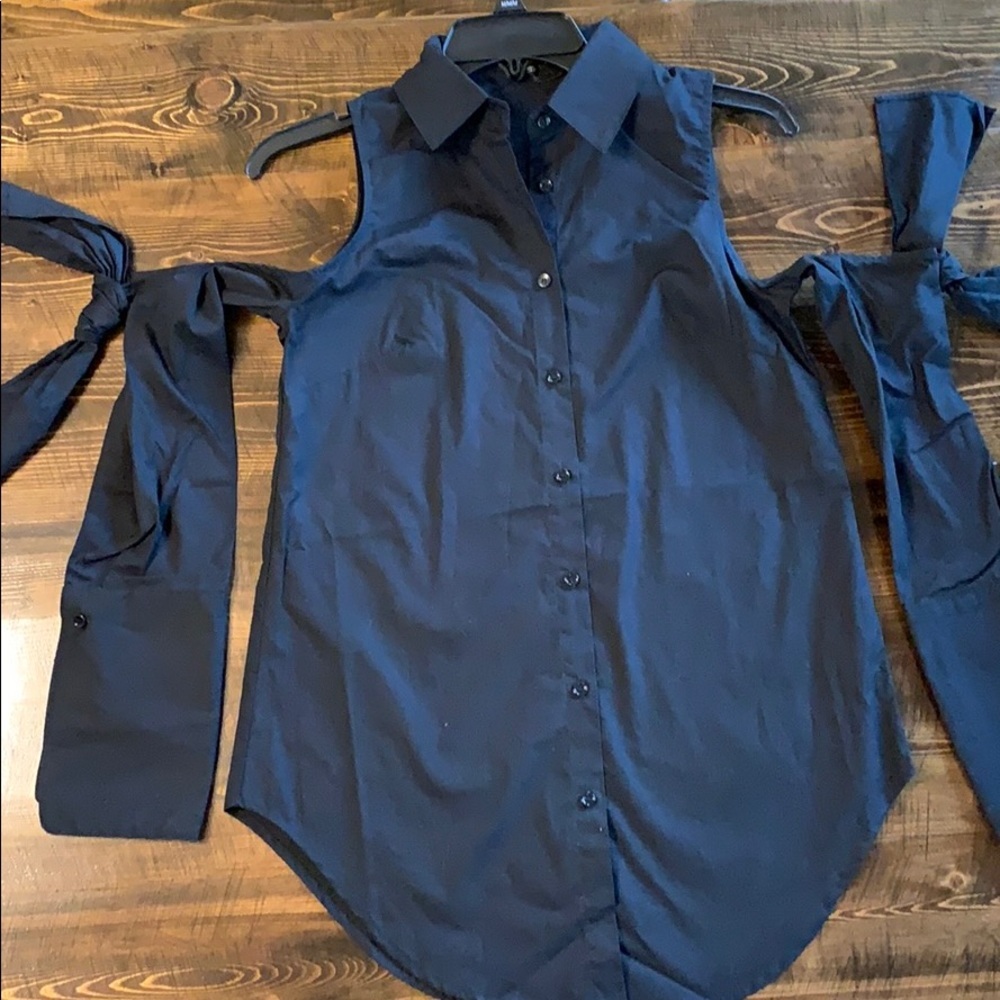 NWT Romeo and Juliet Couture Cold Shoulder Shirt